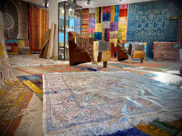 Tapis d'Orient exposé dans la galerie Merveilles d'Orient 9