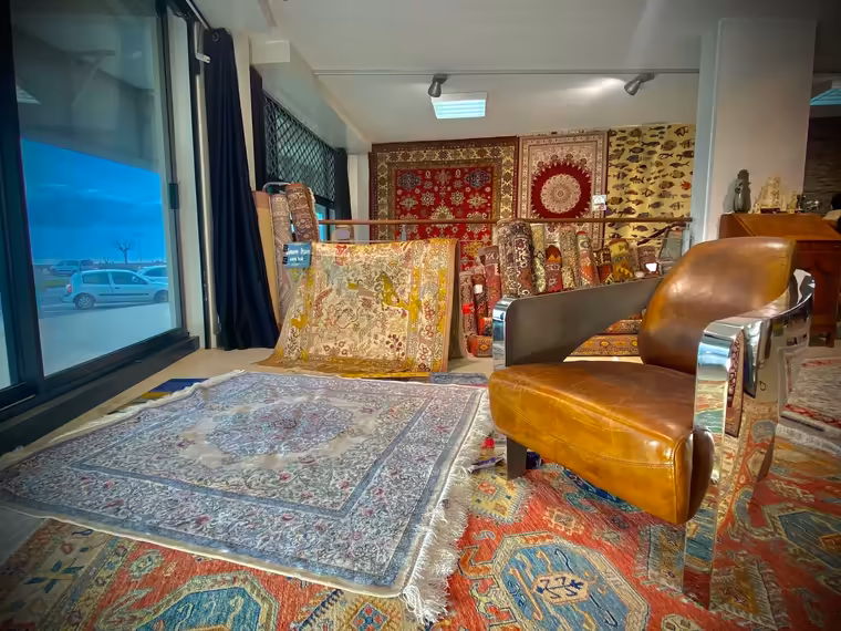 Tapis d'Orient exposé dans la galerie Merveilles d'Orient 13
