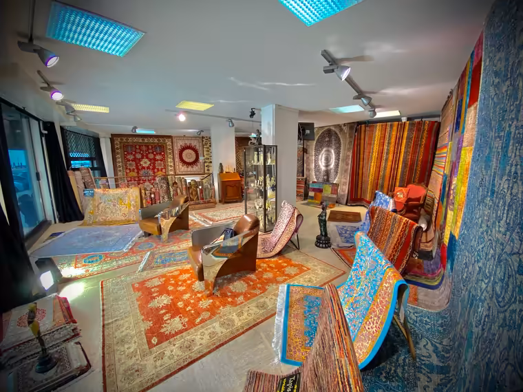 Tapis d'Orient exposé dans la galerie Merveilles d'Orient 17